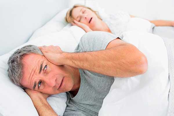 Det er ikke kun mænd, der rammes af søvnapnø. Kvinders risiko stiger især efter overgangsalderen.