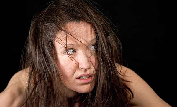 Frustreret kvinde med uglet hår