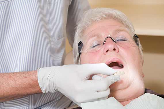 Risikoen for tandkødsbetændelse øges, hvis man har en højere risiko for knoglebrud.