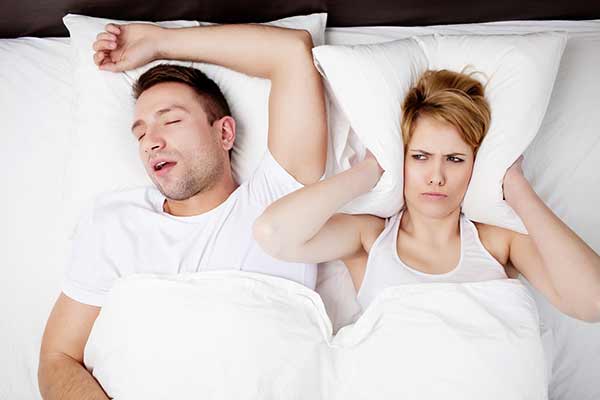Snorken er ikke bare irriterende, men kan være decideret livsfarligt på længere sigt.