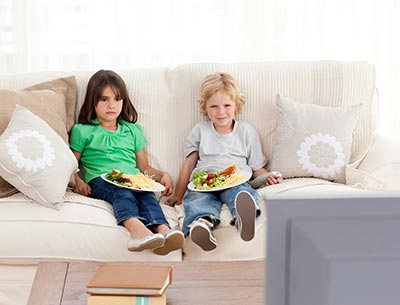 Børnenes TV-kiggeri har meget mindre indflydelse på deres sociale udvikling end forældrenes attitude har.