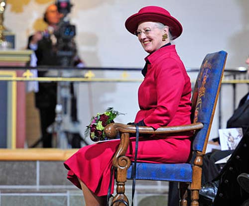 Måske har dronningens slidgigt noget at gøre med at hun ofte er tvunget til at sidde stille i lang tid, mens hun deltager i indvielser eller lignende arrangementer. Foto: Aalborg Stift/Casper Tybjerg