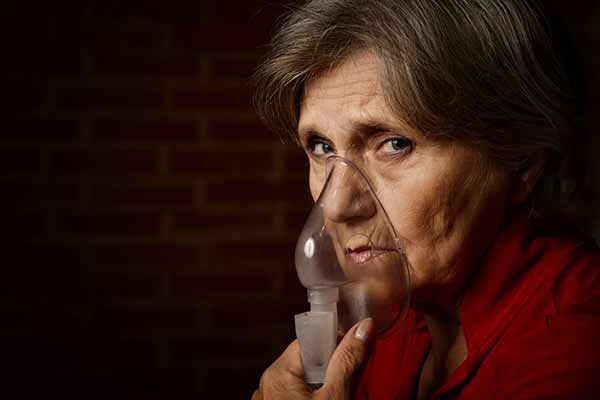 Kvinde med inhalator